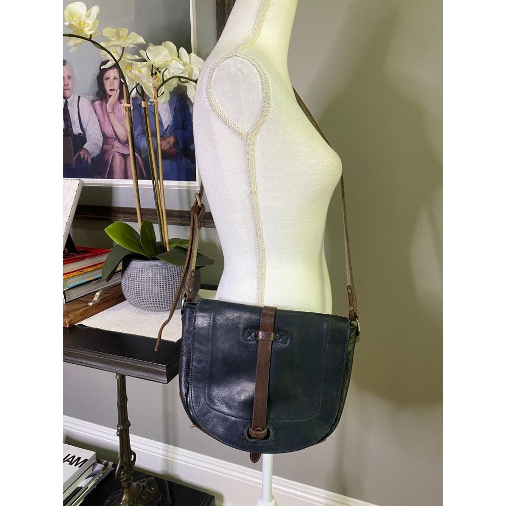 WILL Leather Goods Seneca Black Crossbody Bag - Picture 10 of 12